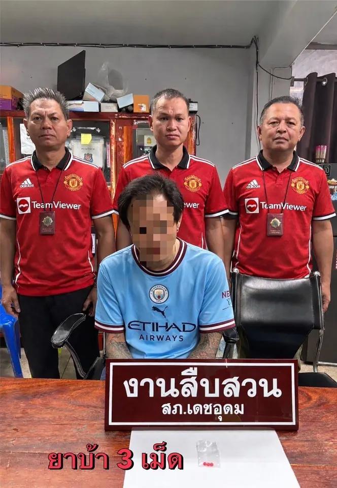 英雄联盟直播-太阳报：泰国一名曼城球迷被捕，警方晒照穿曼联球衣和他合影