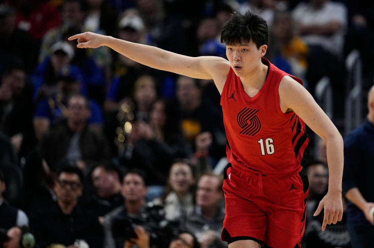 dota2直播-机会出来了！杨瀚森弧顶接球追身三分可惜打铁