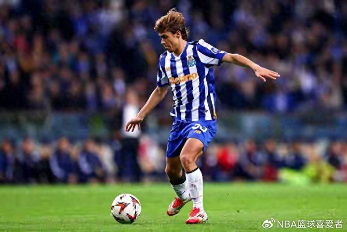 ​7000万！皇马盯上葡萄牙新核，但安切洛蒂真的需要他吗？|转会|罗德里戈·埃尔南德斯·卡斯坎特|圣地亚哥-伯纳乌足球场|维蒂尼亚-费雷拉|罗德里戈-莫拉_新浪体育_新浪新闻